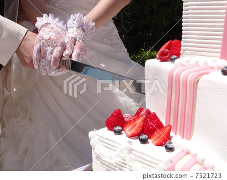 Cake cut 7521723
