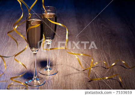 Pair glasses of champagne Pair glasses of champagne 7533659