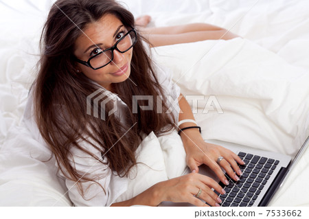 Woman with laptop 7533662