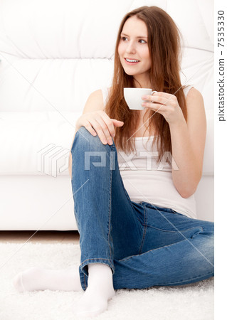 woman with cup 7535330