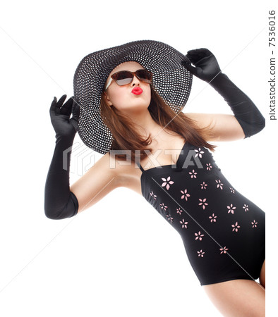 Young woman in black hat and sunglasses 7536016