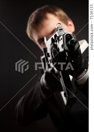 Man with gun 7536155