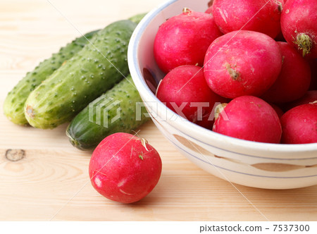 Fresh radish and cucumbers 7537300