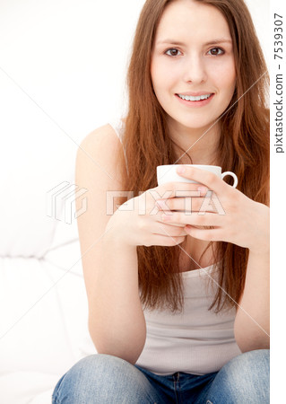 woman with cup 7539307