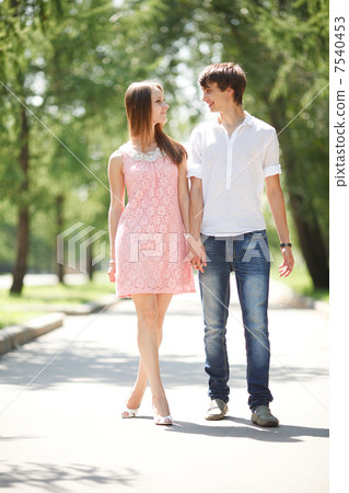 Young couple 7540453