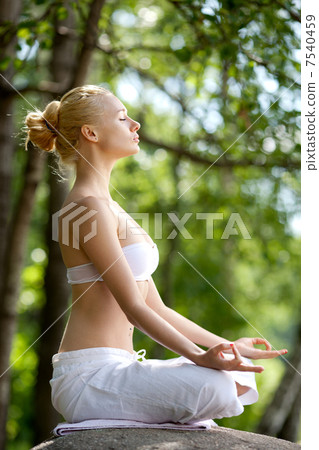 Young girl doing yoga in the park 7540459