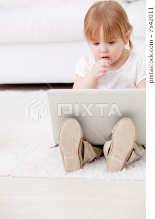 Child with laptop 7542011