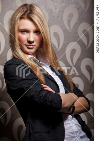 Portrait of young woman Portrait of young woman 7542047