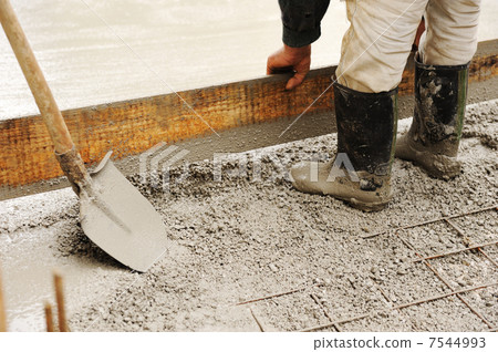 Man leveling concrete slab 7544993