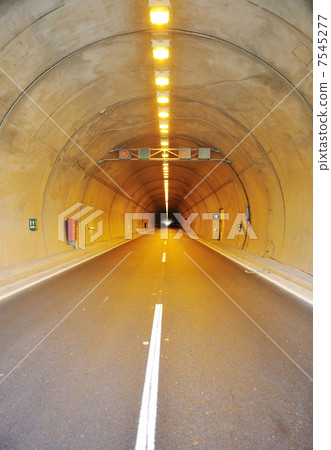 Tunnel building 7545277