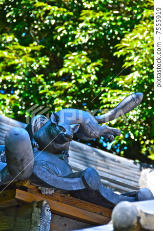 Sanmegori Shrine · Fox on the roof of main hall (Mukojima, Sumida-ku, Tokyo) 7555919
