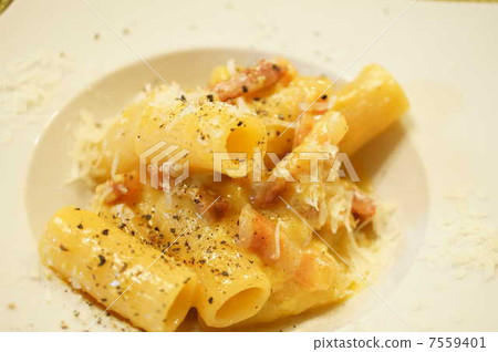 Rigatoni Carbonara 7559401