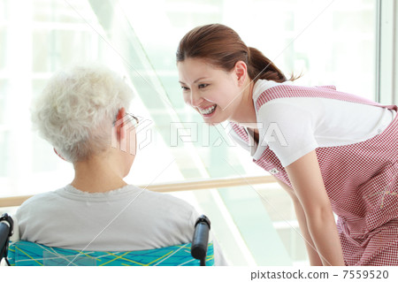 高級和護理工作者 7559520