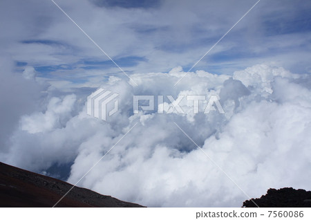 Above the clouds 7560086