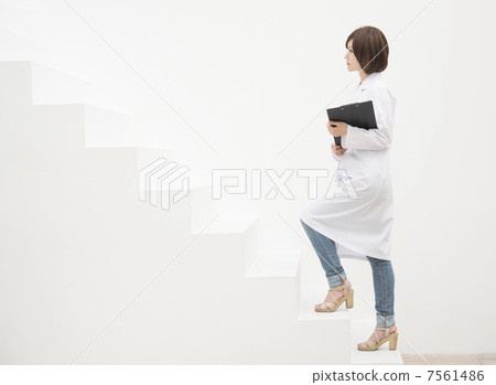 Smiley female engineer 7561486