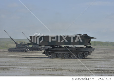 Ground Self Defense Force 91 type tank bridge and 99 type self-propelled 155 mm gyroscope Ground Self Defense Force 91 type tank bridge and 99 type self-propelled 155 mm gyroscope 7561605