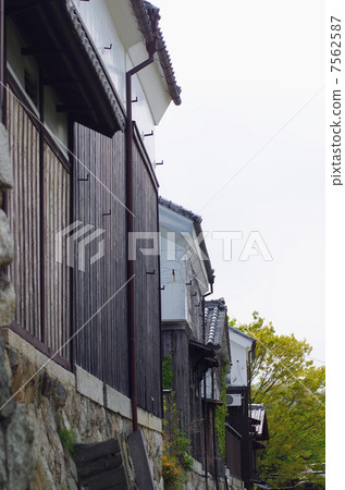 沿著護城河邊緣的襯裡 7562587