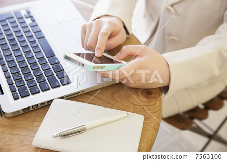 Women in beige suits Women in beige suits 7563100