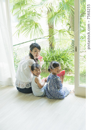 Working mother 7568255