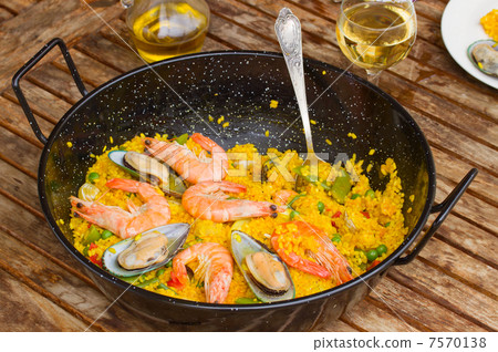 Seafood paella in black pan 7570138