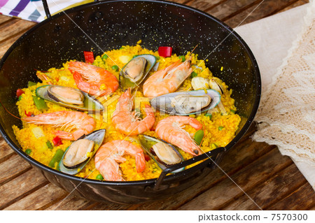 Paella -traditional spanish dish 7570300