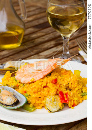 Dining with paella 7570308