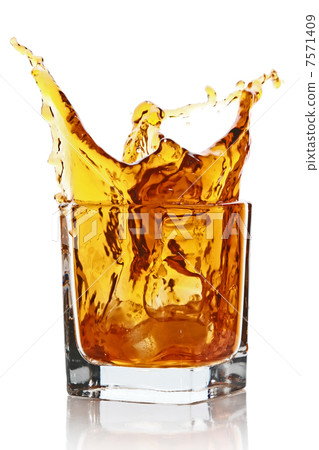 Glass with splashing whisky drink 7571409