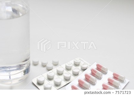 Medicine and water 7571723