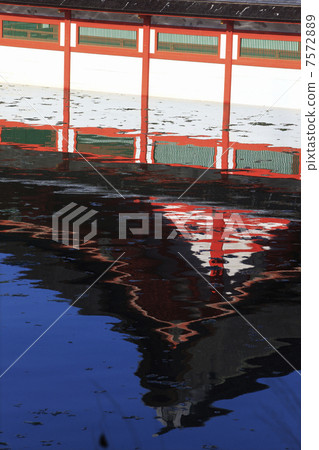 Itsukushima shrine reflected on the sea surface 7572889
