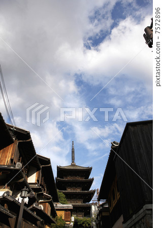 Tower of Yasaka Tower of Yasaka 7572896
