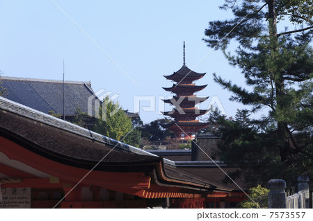 Itsukushima shrine  7573557