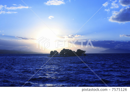 Sunset of Lake Shinji 7575126