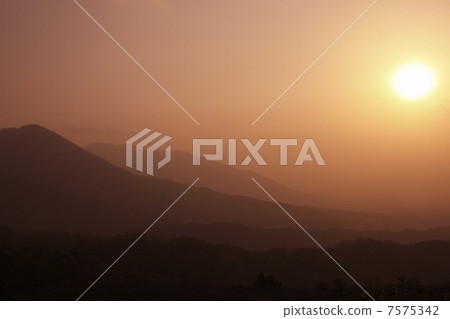 山的日出 7575342