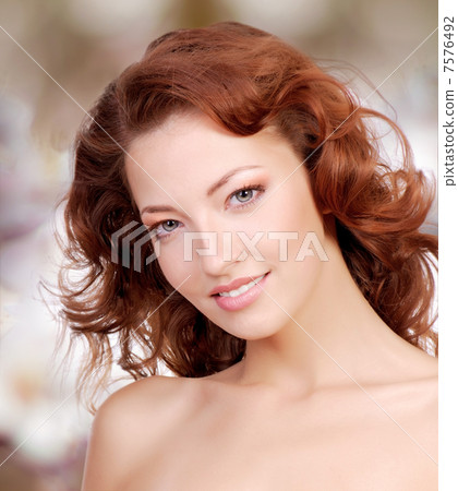 Beatiful woman face with curly hairs Beatiful woman face with curly hairs 7576492