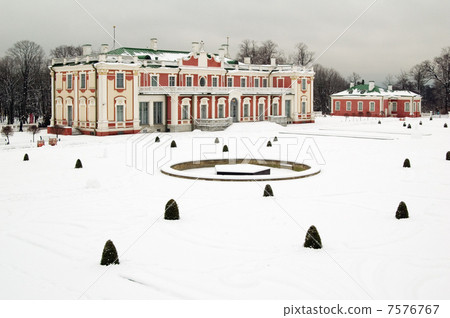 Park before a palace 7576767
