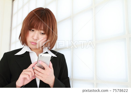 接觸智能手機的女商人 7578622