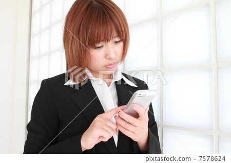 接觸智能手機的女商人 接觸智能手機的女商人 7578624