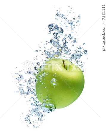 Green apple in water 7581111