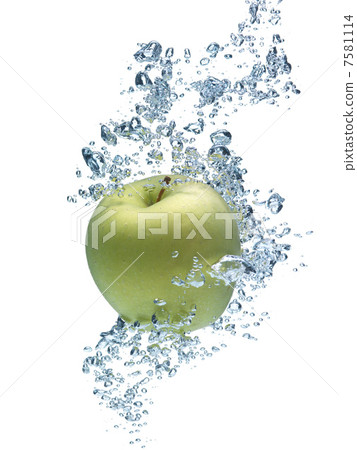 Green apple in water Green apple in water 7581114