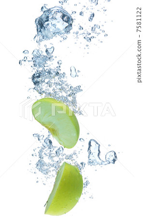 Green apple in water 7581122