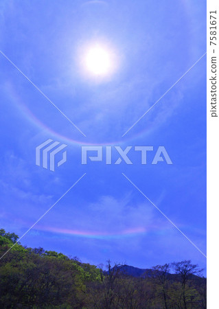 太陽的光環和水平的圓環 太陽的光環和水平的圓環 7581671