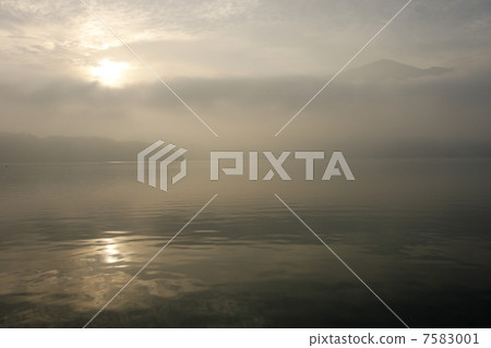 日月潭的晨光 7583001