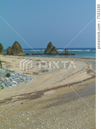 The estuary of the Ie River and the beach of Ie 7583280