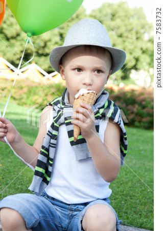 Llittle boy whith ice-cream in a park Llittle boy whith ice-cream in a park 7583732