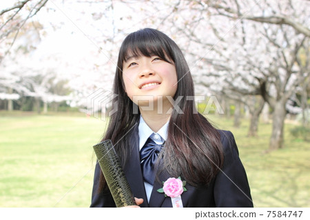 Students who graduate with cherry blossoms 7584747