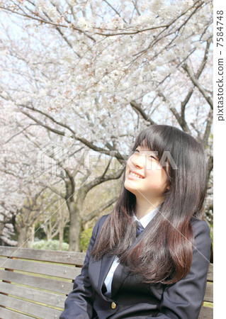 Cherry blossoms and smiling students 7584748