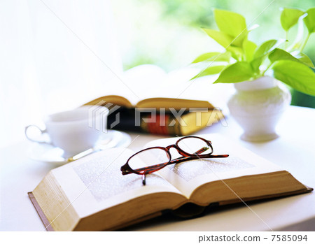 Book and glasses 7585094