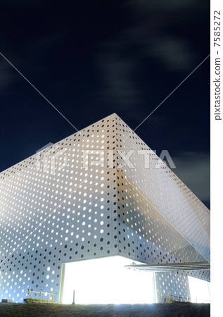 Kanazawa Umi Mirai Library/Night appearance [vertical] 7585272