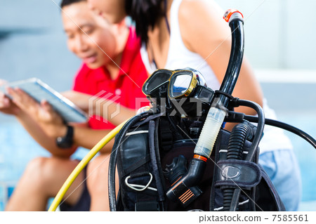 Dive master and student in Asian diving school 7585561
