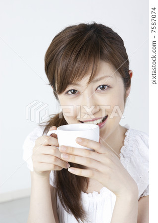 一個女人喝咖啡 7587074